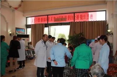 迎院慶，送溫暖 腎病風(fēng)濕科二病區(qū)走進(jìn)衛(wèi)輝“青松康復(fù)護(hù)理院”，為老人送健康！
